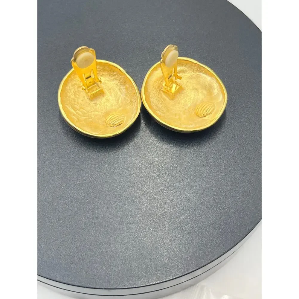 Vintage Unsigned‎ Gold Tone Raised Circular Spiral Swirl Clip On Earrings